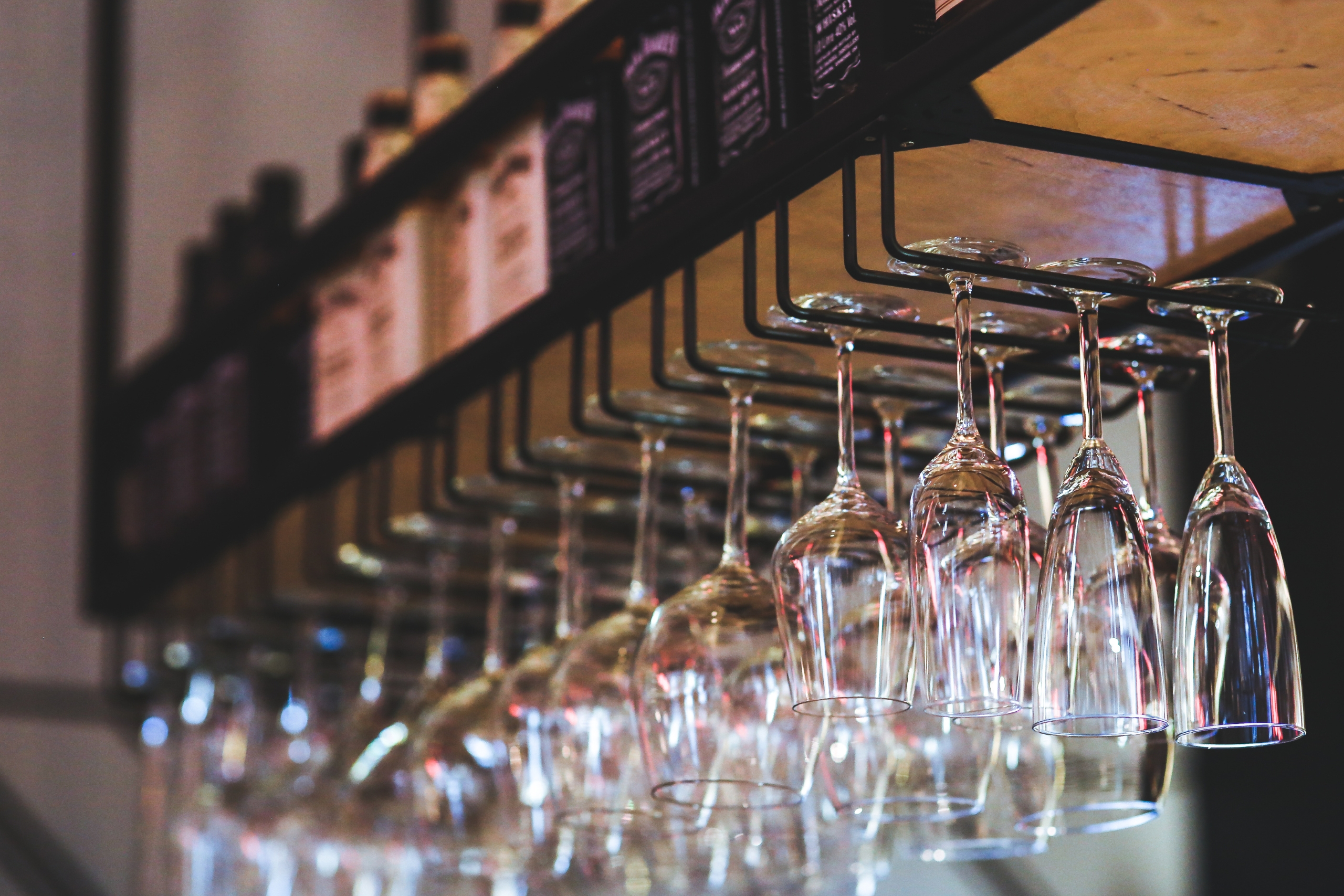 혼자 술집에 가서 술을 마시는 것이 가능한가요